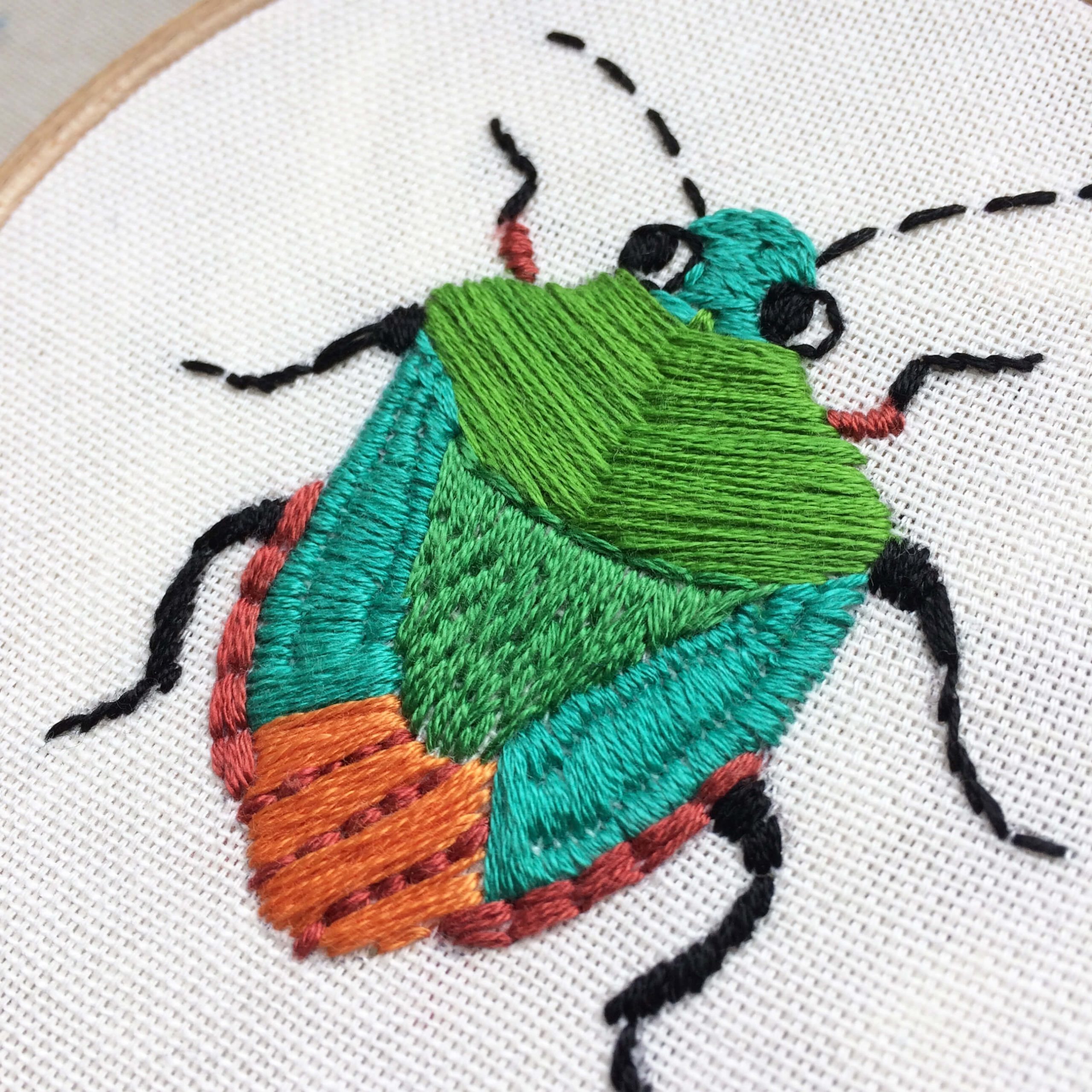 Broderie insecte, créations pour particuliers, punaise verte, zoom